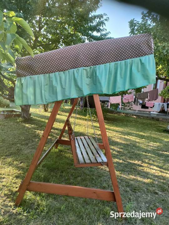 Duża drewniana huśtawka ogrodowa