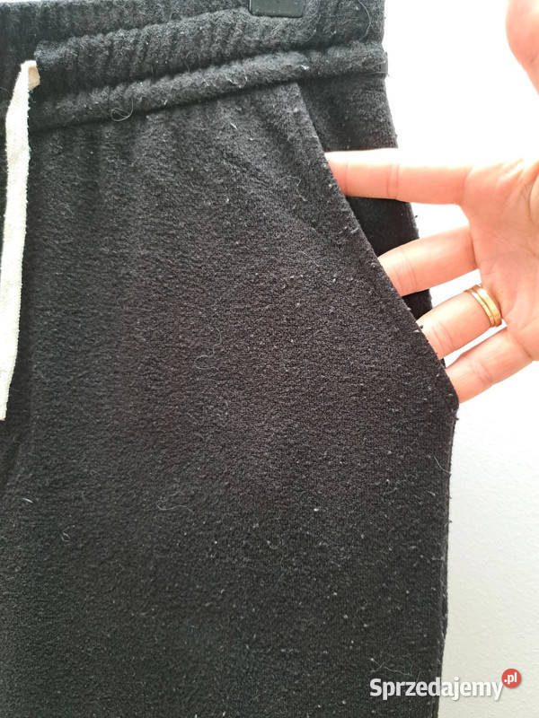 Czarne materiałowe spodnie z prostą nogawką SM Trąbki Wielkie