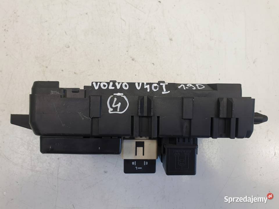 Volvo S40 V40 SKRZYNKA BEZPIECZNIKÓW 30889989 osobowe Janów