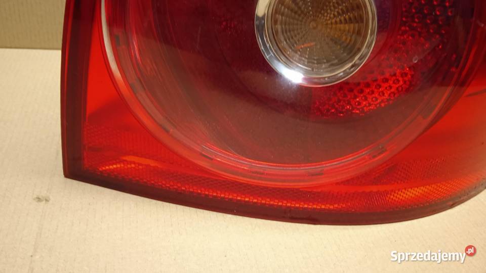 VW GOLF V HB LAMPA TYŁ PRAWA Zbierkowo