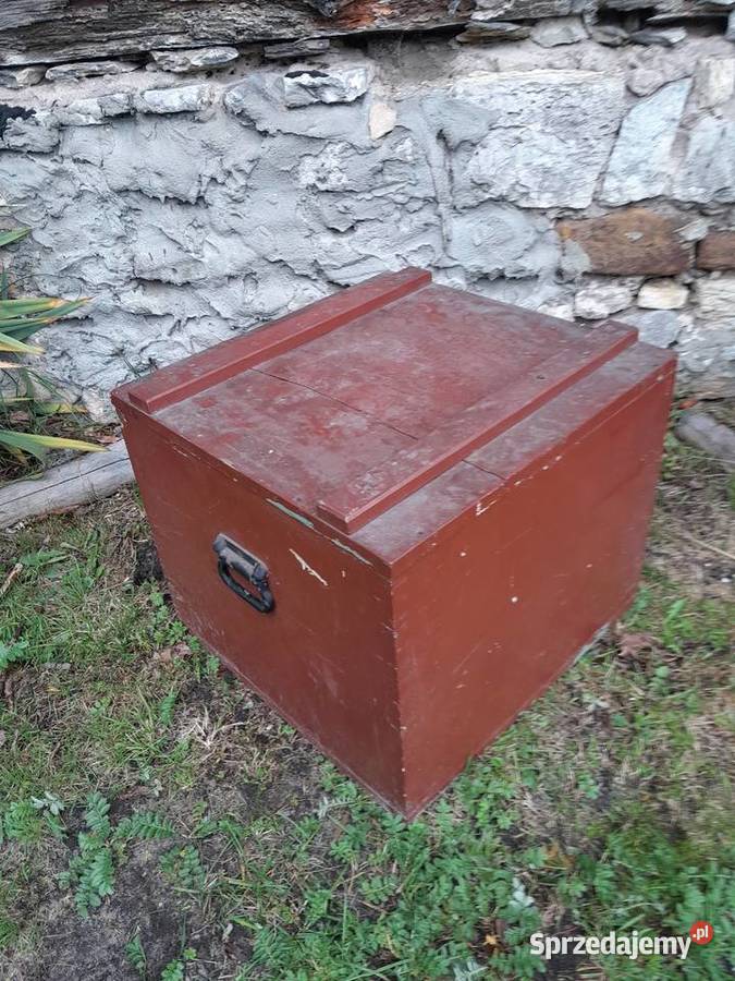 Stara skrzynka skrzynia drewniana zabytek do
