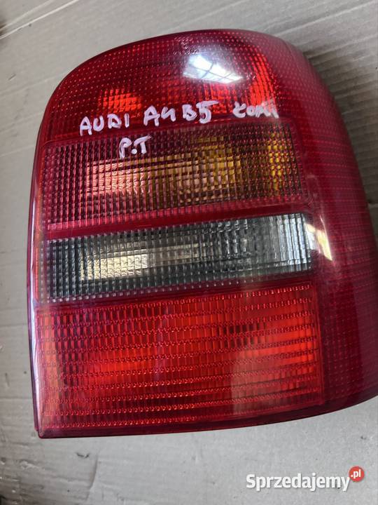 Lampa prawy tył Audi a4 b5 kombi 8d9945096 prawe