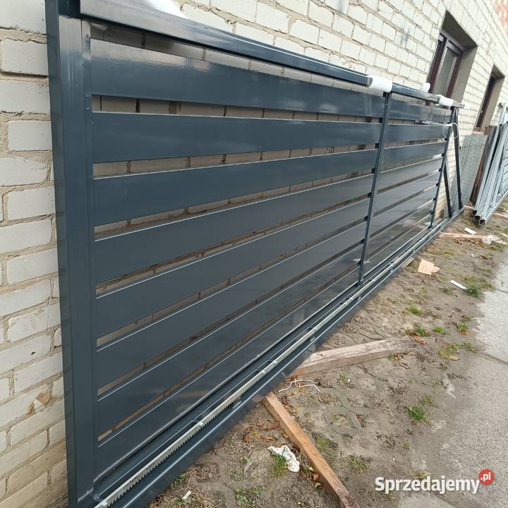 Brama przesuwna z wypełnieniem panelowym Baranów Sandomierski