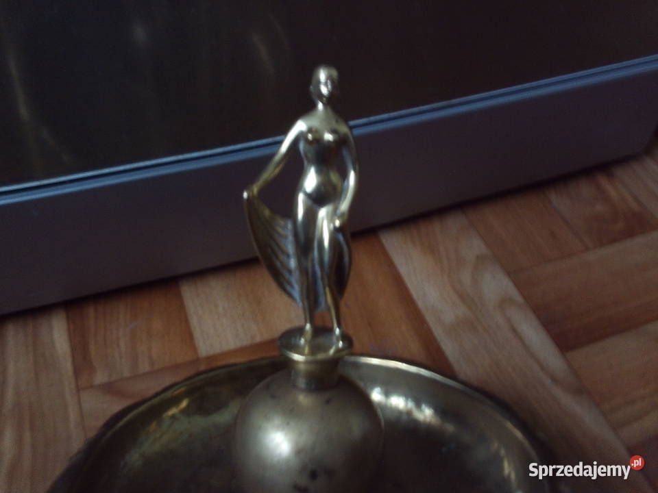 Mosiężna patera z postacią kobietyśliczna Kalisz
