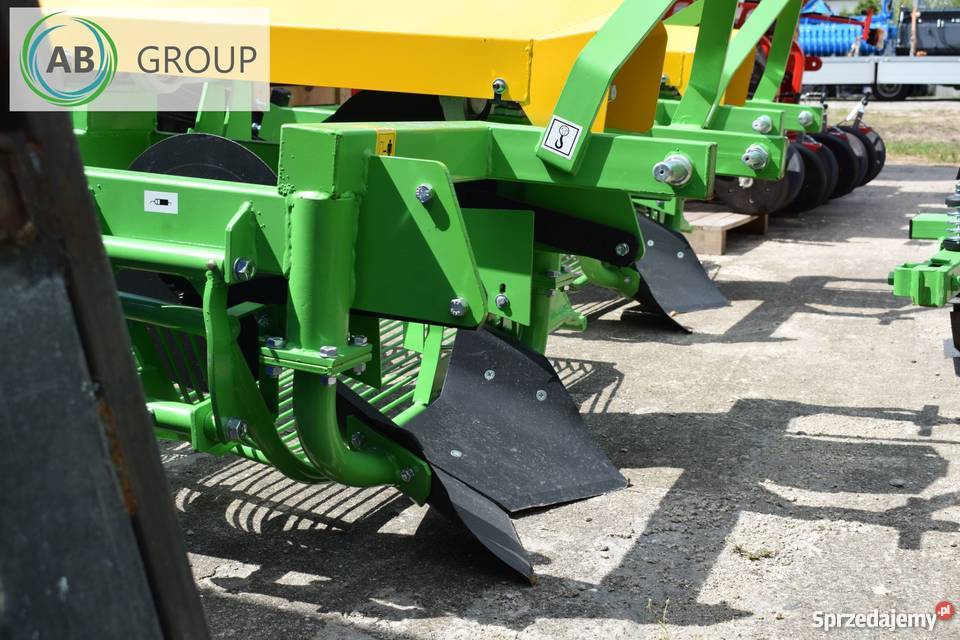 Kopaczka wibracyjna z wyrzutem do tyłu BOMET Białystok