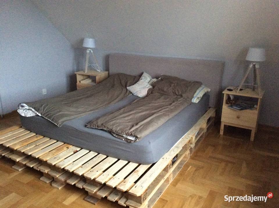 Łóżko z palet tapicerowany zagłówek i siedzisko