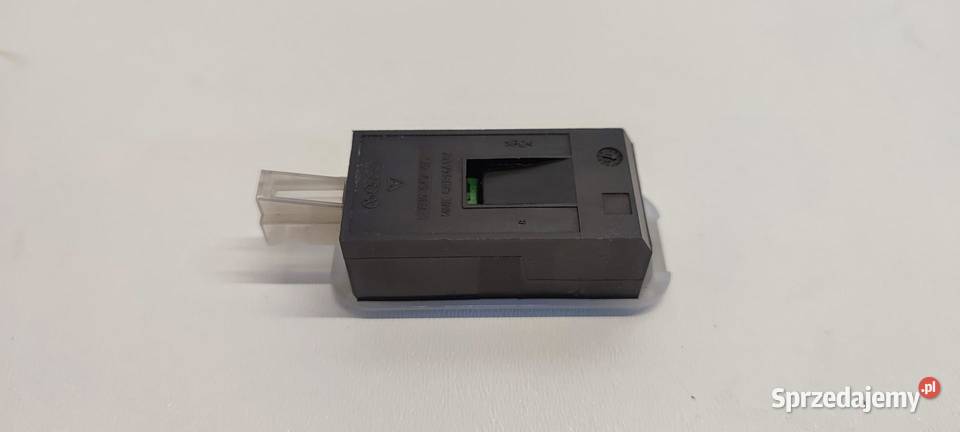 AUDI Q3 8U LAMPKA KABINY 8U0947415