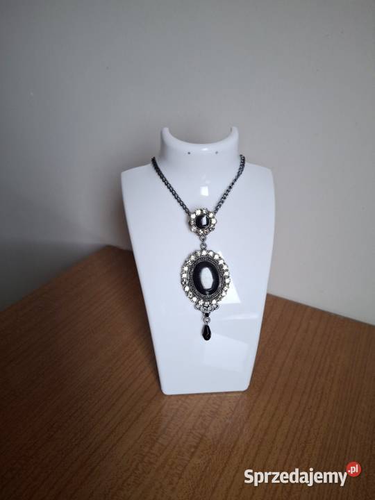 Klasyczny wisiorek na łańcuszku z czarnym kamień