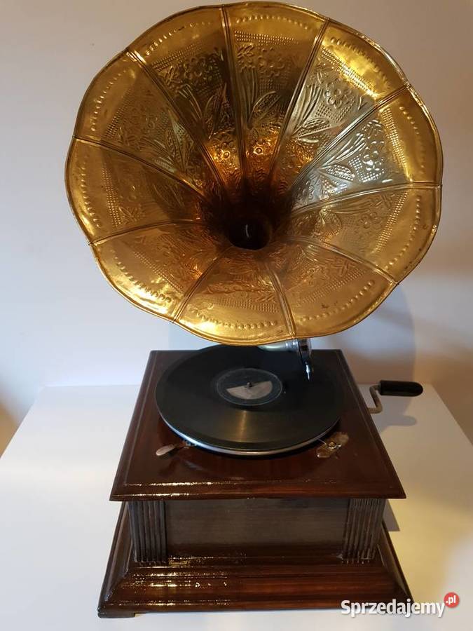 Gramofon drewniany z mosiężną trąbą nakręcany na korbkę.