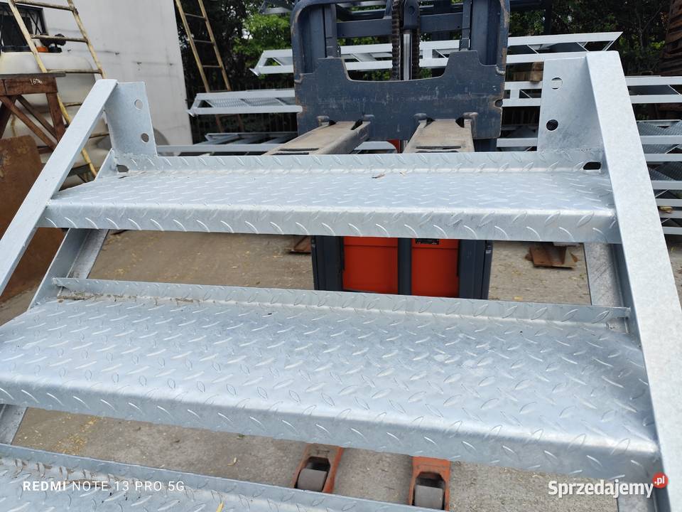 Schody metalowe z blachy ryflowanej wejście na