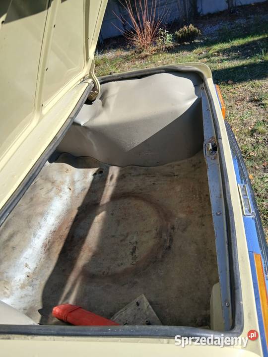 Klasyczne piękne włoskie auto Fiat 125 Special 4/5