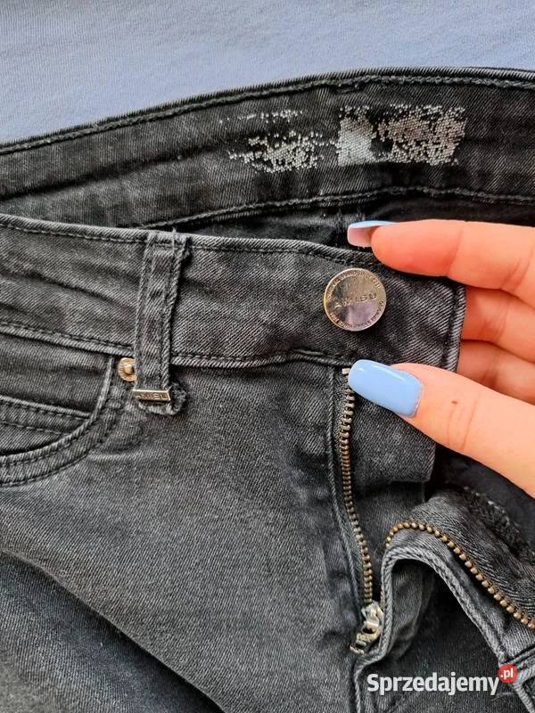 Czarne rurki z przetarciami klasyka w Trąbki Wielkie