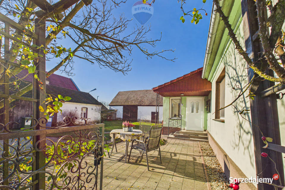 Dom z warsztatem stodołą i oborą siatka