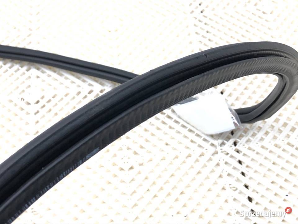 USZCZELKA DRZWI PRZÓD PRAWY SKODA SUPERB III