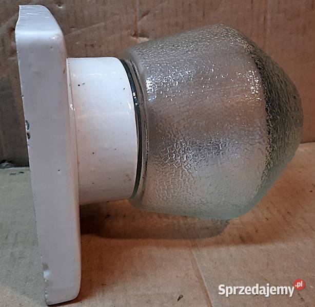 Lampa z oprawą porcelanową naścienna E 27 z lat Ostrów Wielkopolski