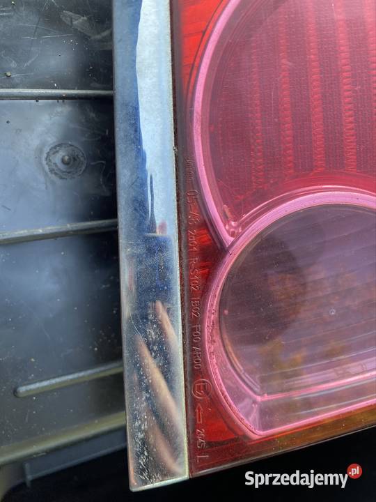 Lampa tylna lewa w błotnik tył Toyota Avensis Kamocin