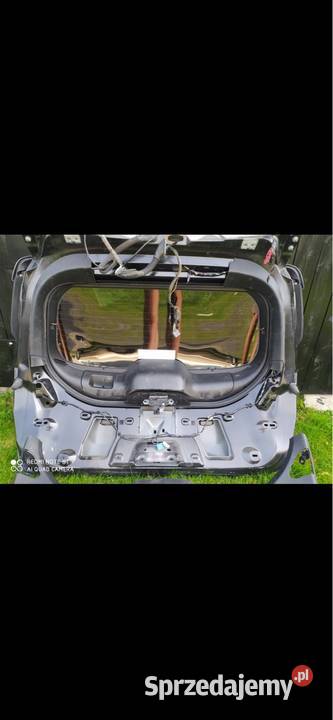 Tylnią klapą Forda Kugi Perzów