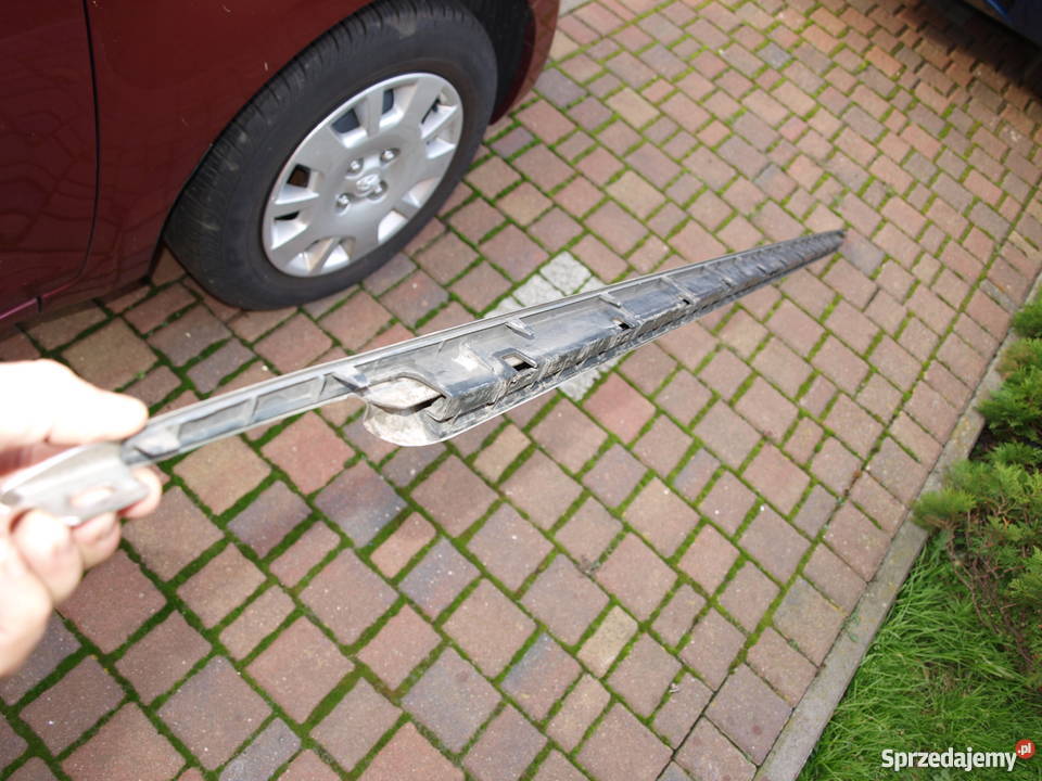 Audi A8 Listwa chromowa na próg prawy 2009r Rok produkcji 2009 Kalisz