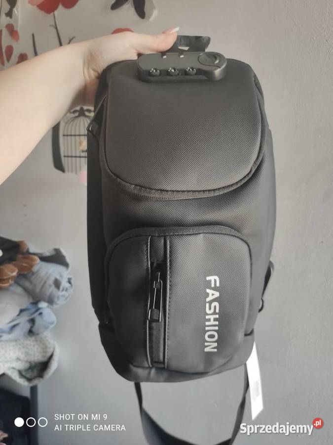 Pojemna czarna torba unisex z wejściem USB Warszawa