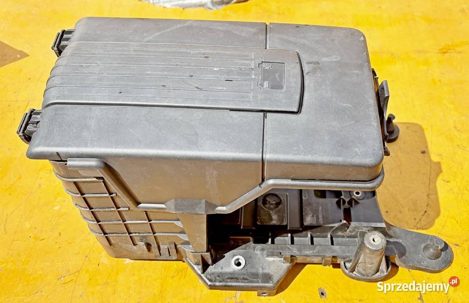 VW AUDI SEAT SKODA PODSTAWA OBUDOWA AKUMULATORA Rok produkcji 2007 Radom
