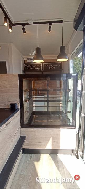 Stoisko piekarniczo cukiernicze witryna