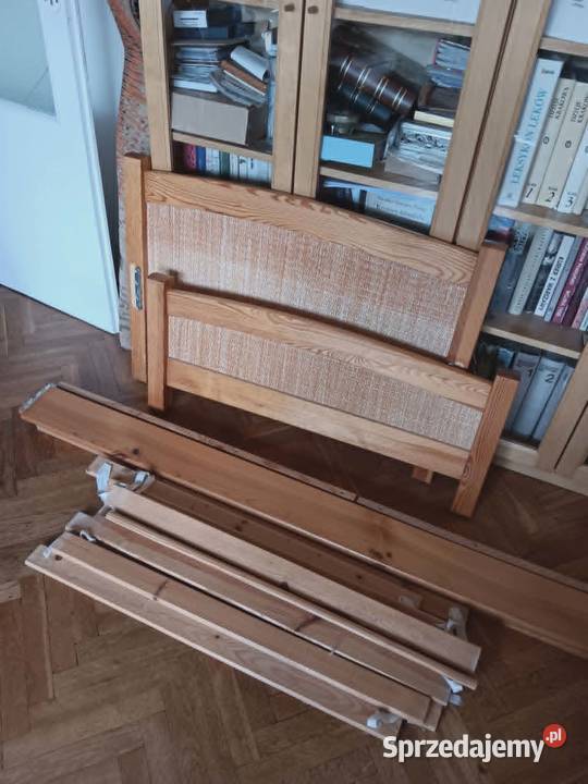 drewniane rattanowe łóżko pojedyncze