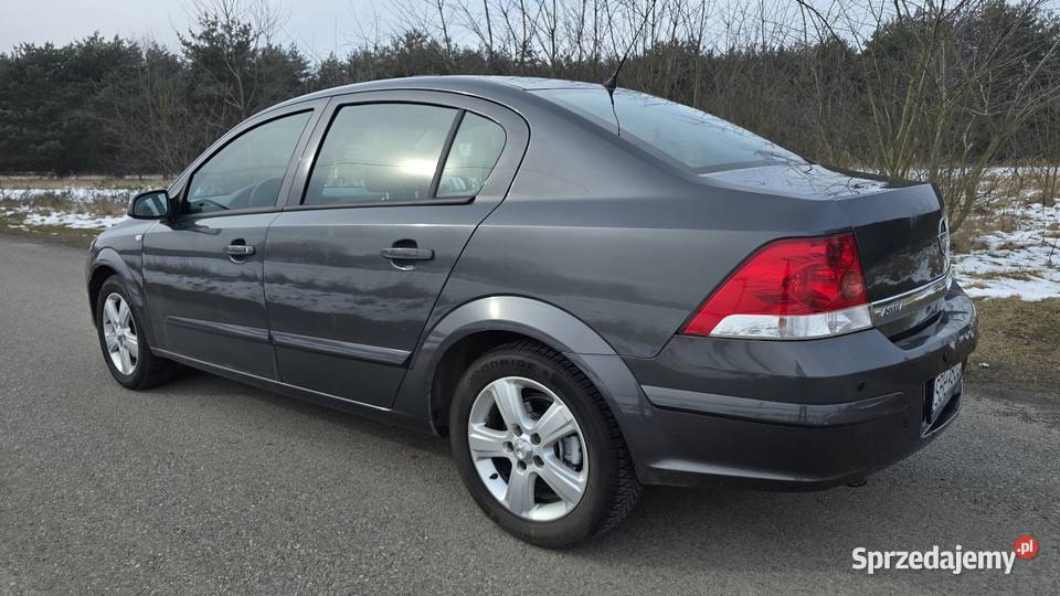 Opel Astra sedan 16 benzyna szary Gliwice