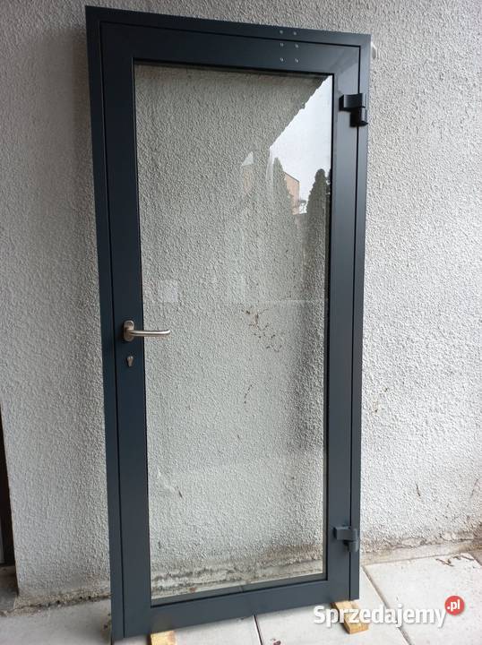 drzsi z oknem podawczym i parapetem mineralno Kostrzyn nad Odrą