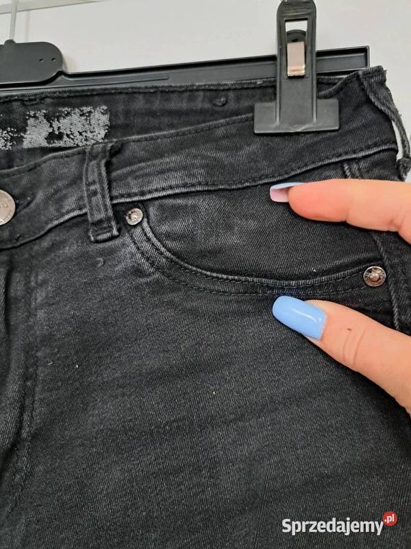 Czarne rurki z przetarciami klasyka w Trąbki Wielkie