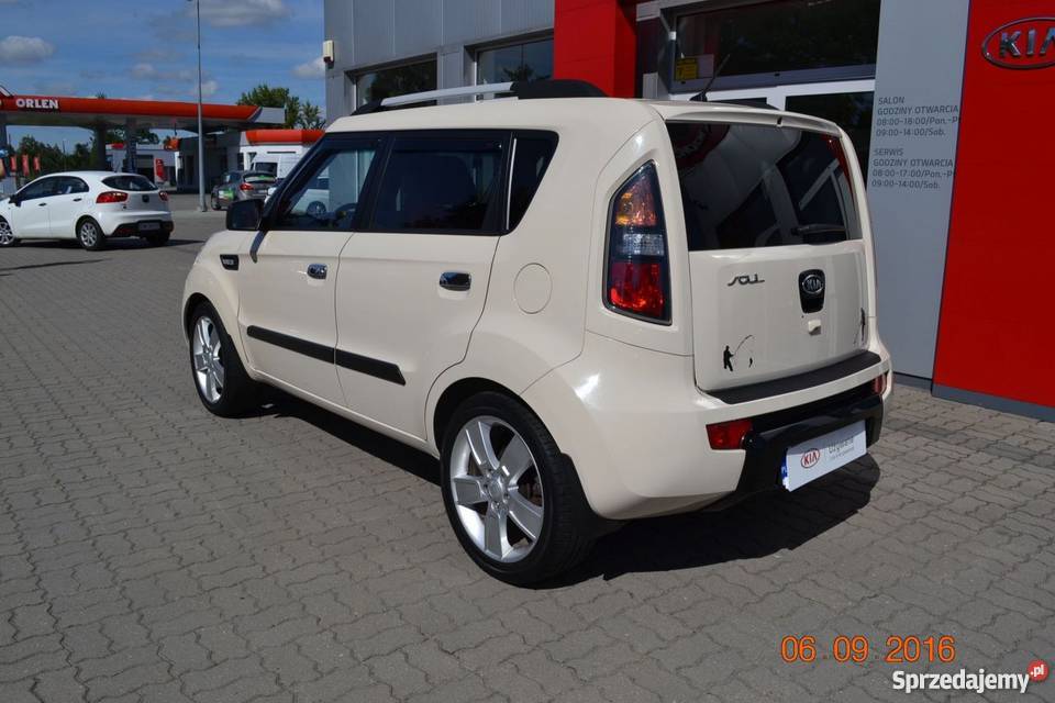 Kia nieuszkodzony kremowy 127KM