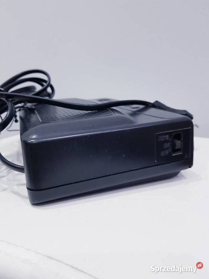 Stary zabytkowy radiobudzik DIGITAL