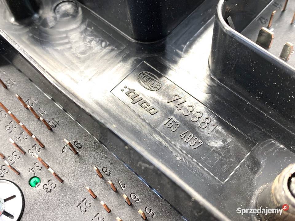 SKRZYNKA BEZPIECZNIKÓW OPEL ZAFIRA B 743381 sprzedam