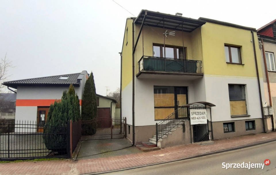 Dom z lokalami komercyjnymi i in Chmielnik sprzedam