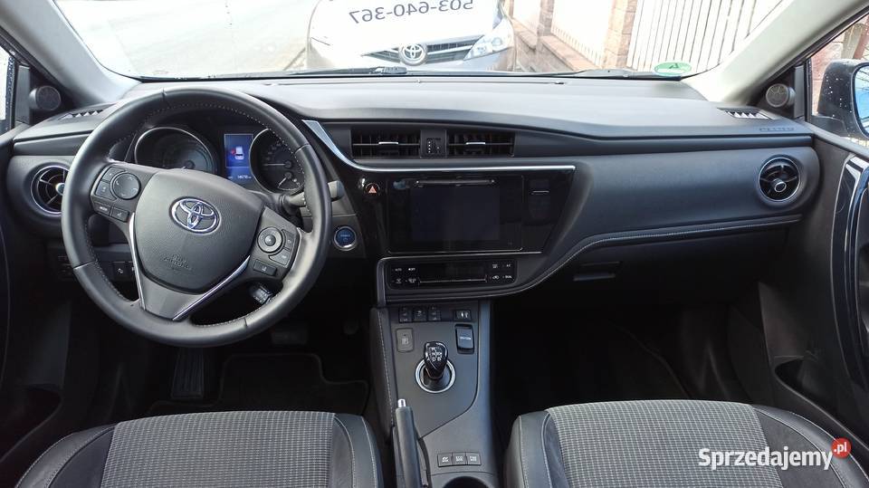 Toyota Auris Hybrid Prestige lakier metallic Tymbark