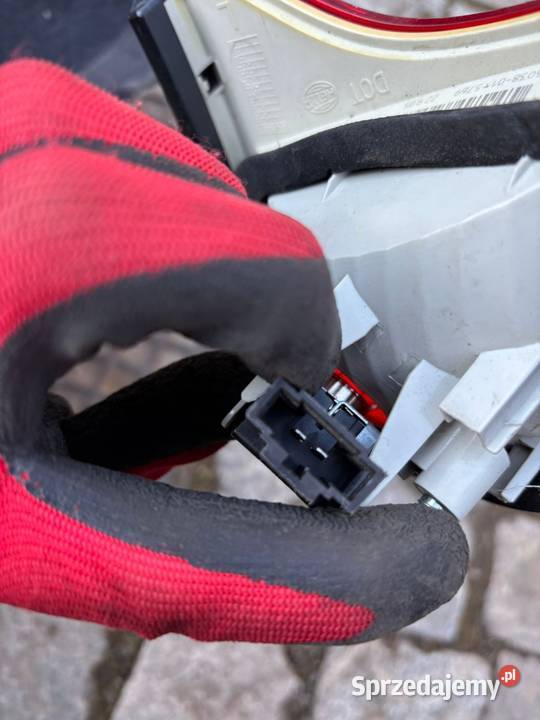 Lewa zewnętrzna tylna lampa audi a4b7 sedan Świątniki Górne