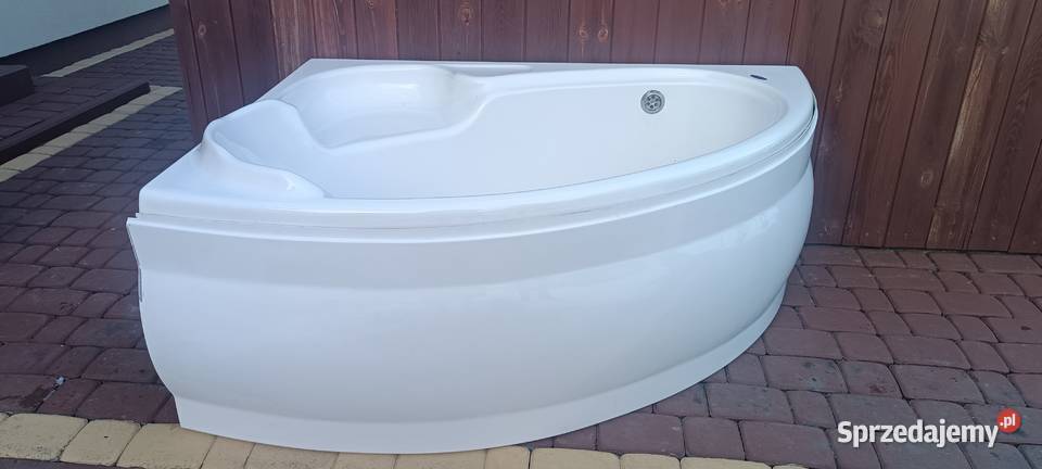 Wanna narożna z obudową