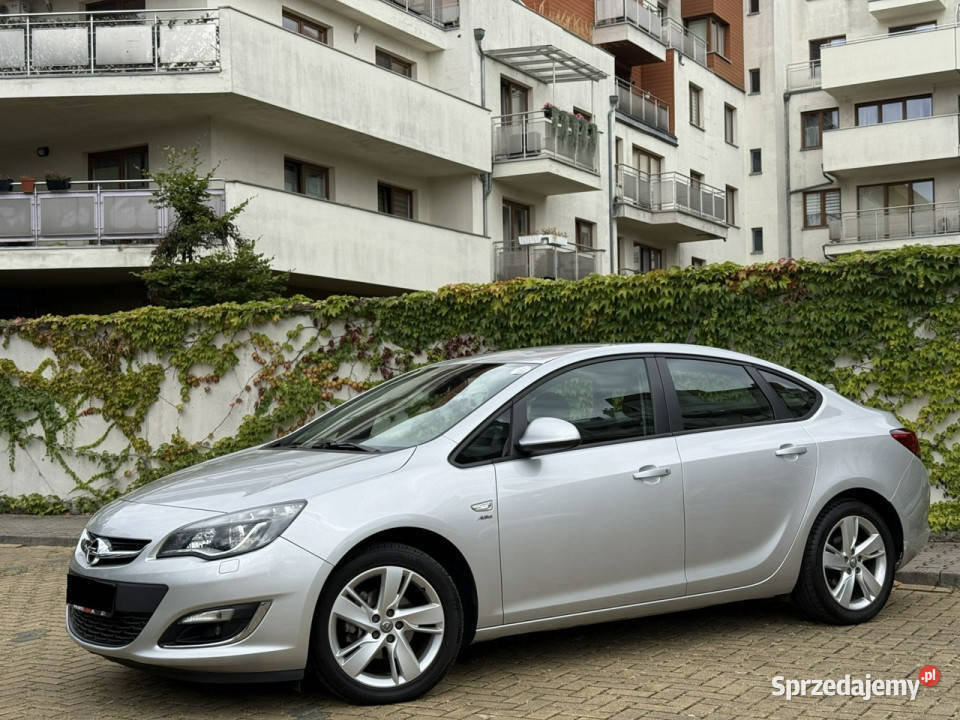 Opel Astra 14 Turbo Sedan stan Oryginalny Lakier Tarnowskie Góry