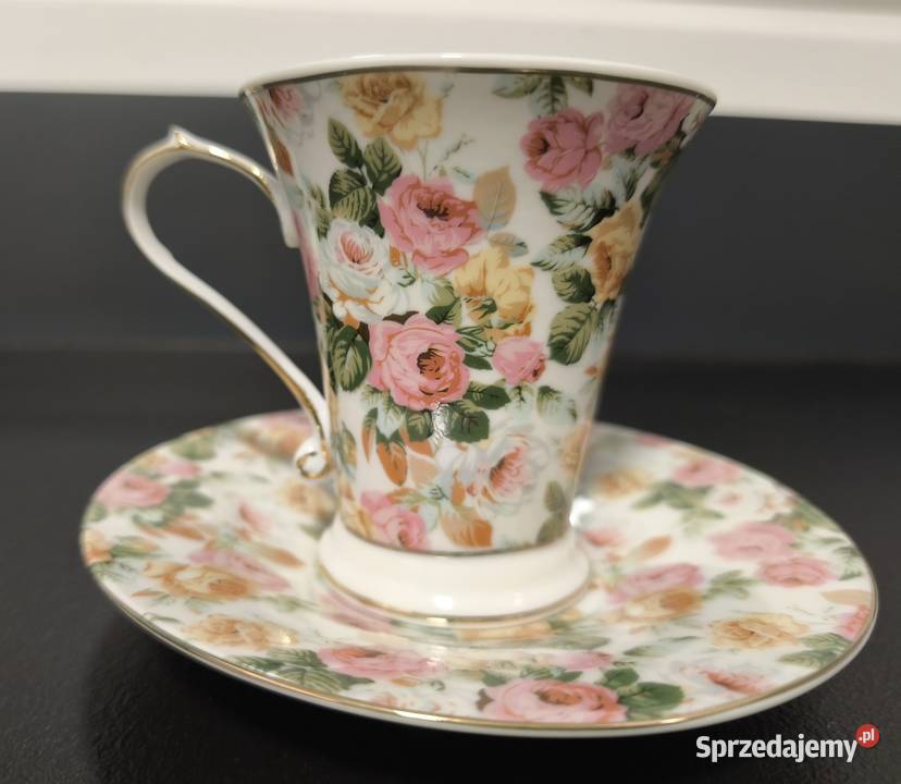 Porcelanowe wysokie filiżanki że spodeczkami inny kolor