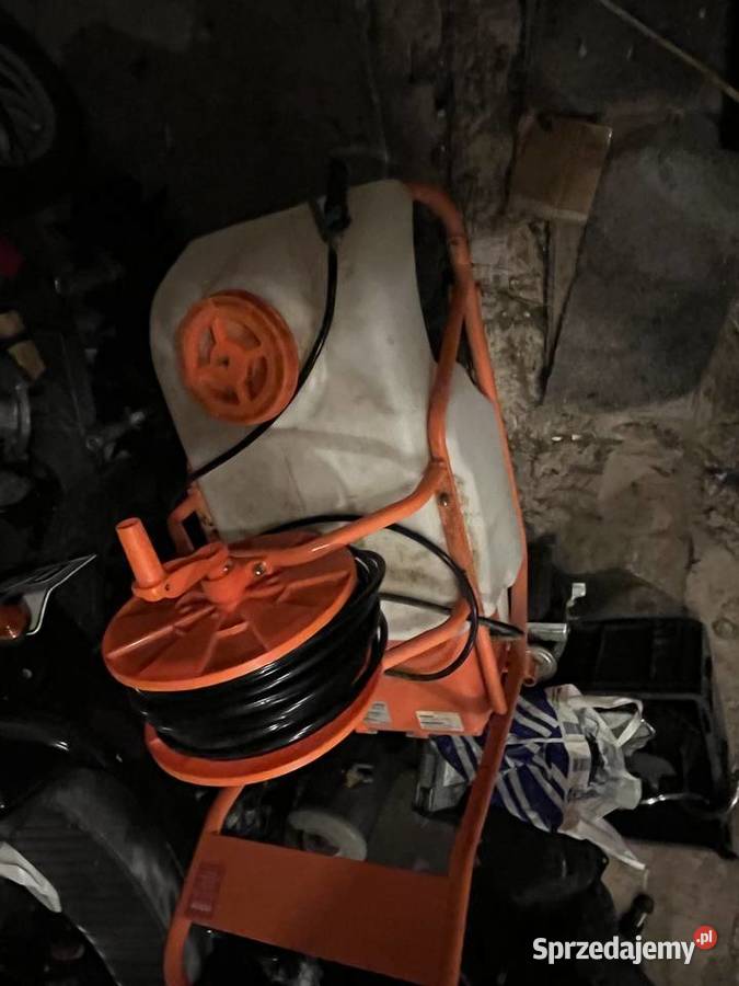 Opryskiwacz do trawników VEVOR z kołami Nowogard