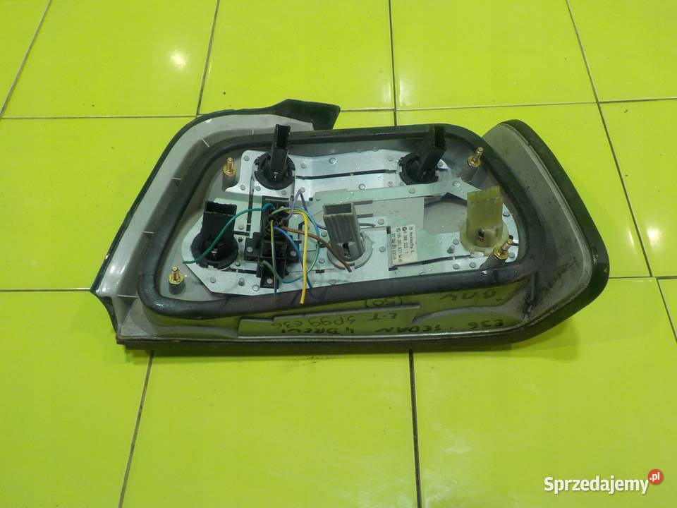 BMW 3 E36 9099 4D lampa lewa tyl 8368323T Suków