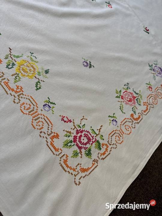 obrus ręcznie haftowany róże rękodzieło