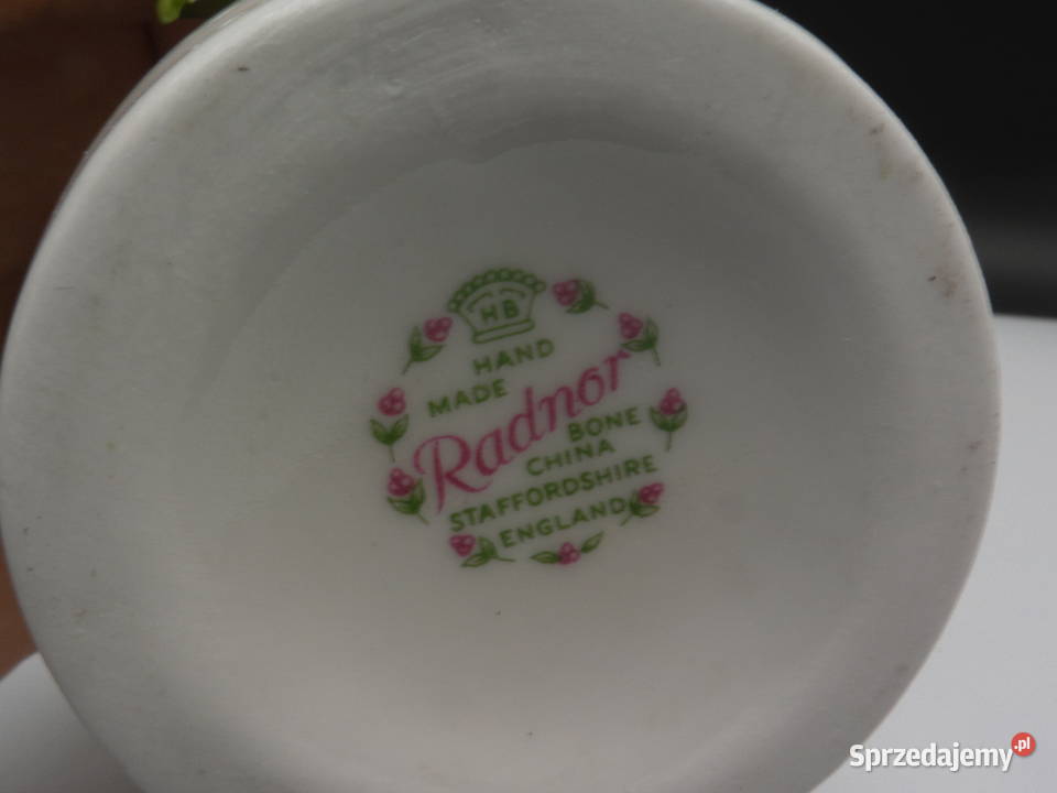 Wazon z porcelany kostnej Staffordshire z różami Raszków