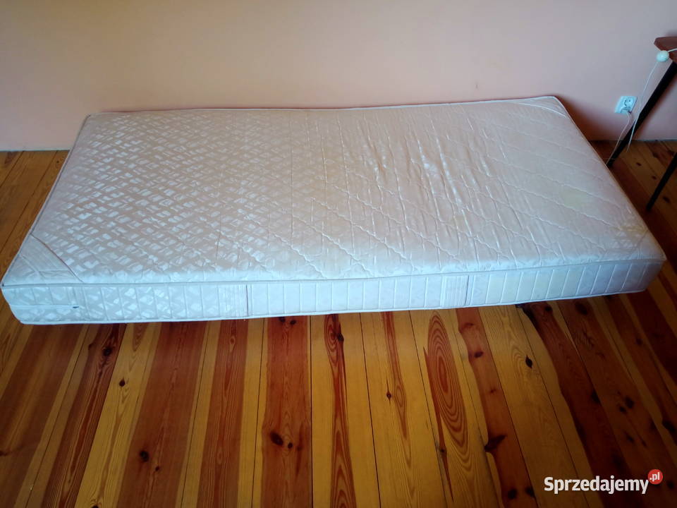 Łóżko na stelażu z materacem Okup Mały