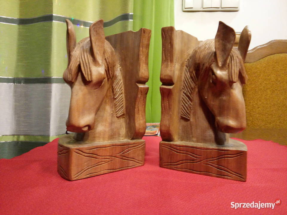 Rzeźby głowy konia Komornica