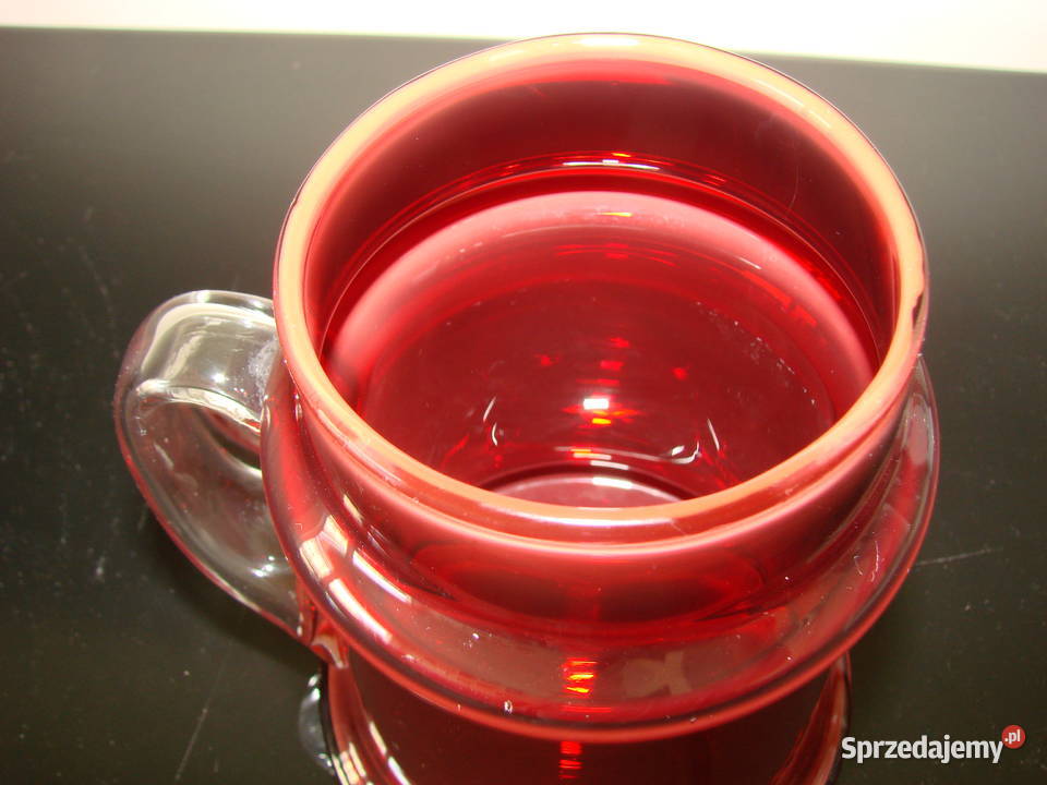 czerwony szklany kufel Pruszcz Gdański
