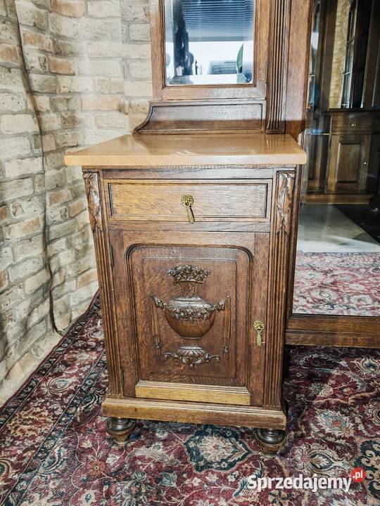 Piękna antyczna toaletka z fazowanymi lustrami i świętokrzyskie Sandomierz