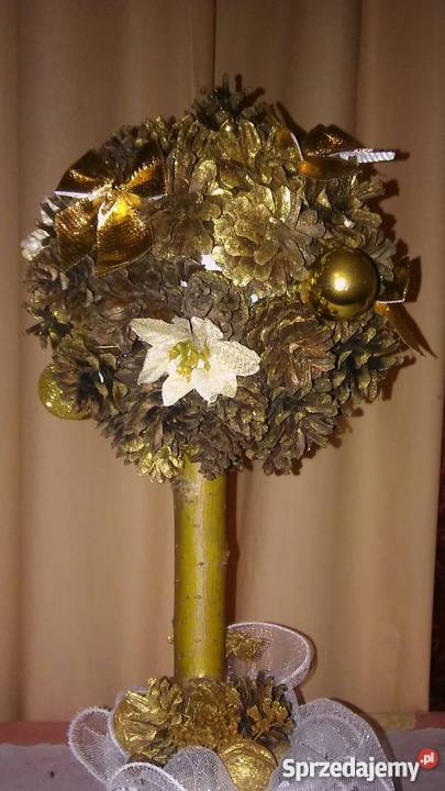 Złote drzewko świąteczne z szyszek