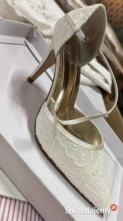 Palety z obuwiem ślubnym 600 par inna Czółenka Bielawa