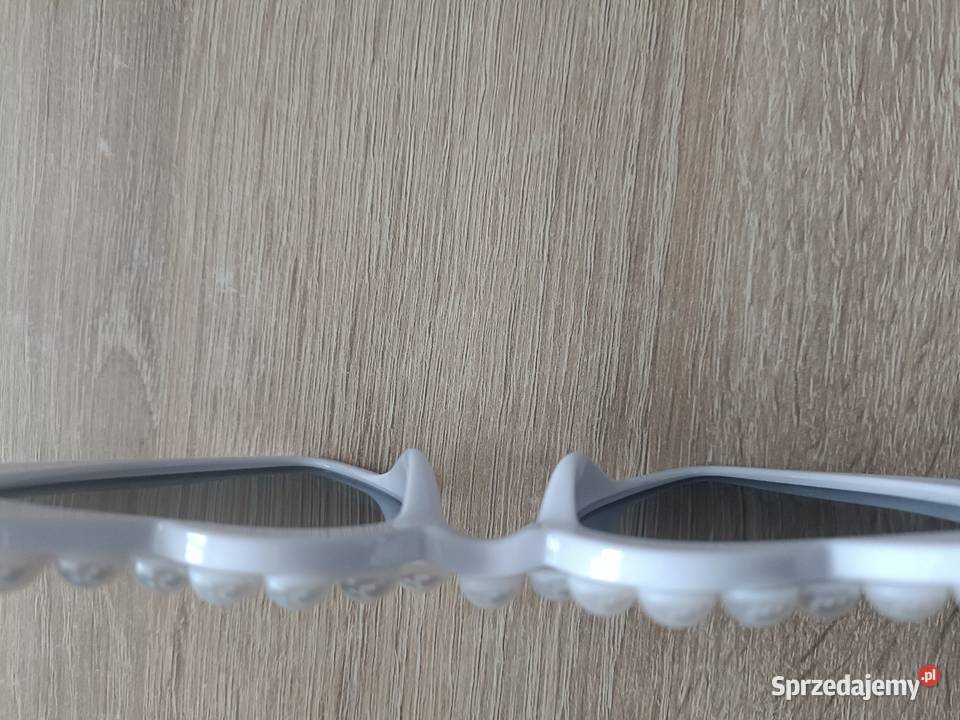 Okulary przeciwsłoneczne pary młodej Kwidzyn