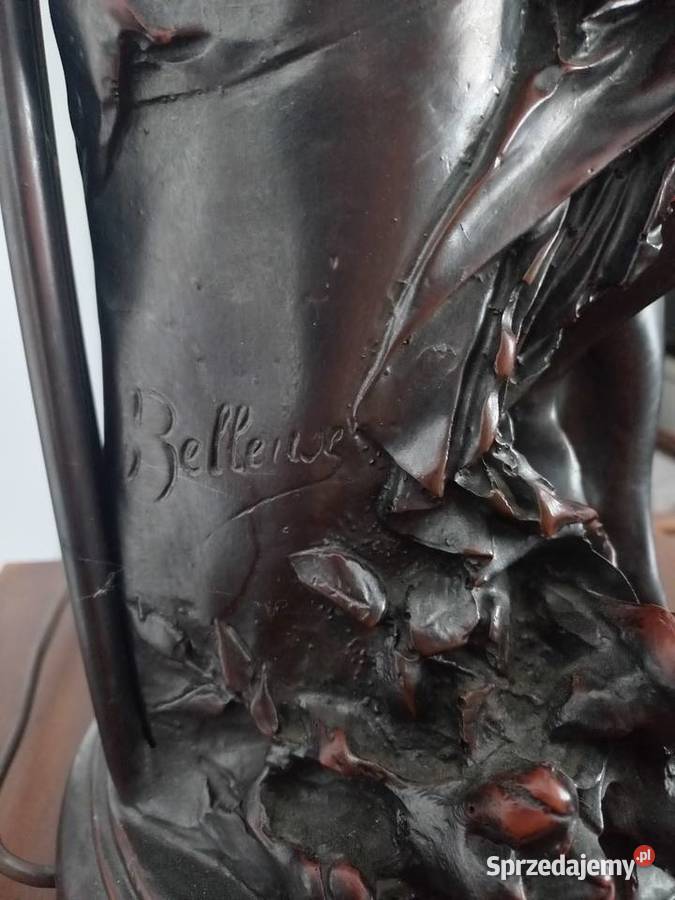 Piękna stylowa lampa figura kobiety